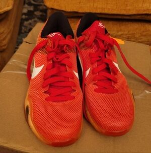 This is a Nike Kobe 10 Elite Low "Majors" basketball shoe in Red, White